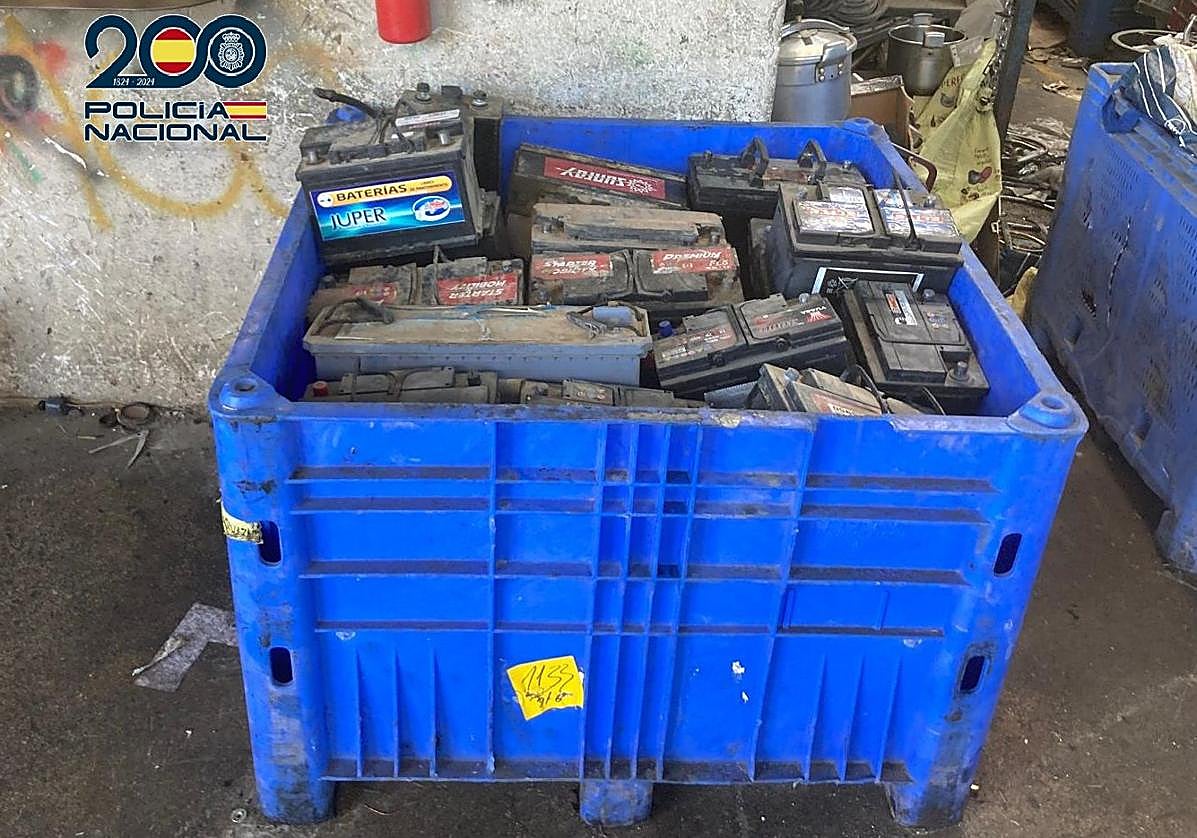 Baterías obtenidas presuntamente de forma ilícita por el arrestado.