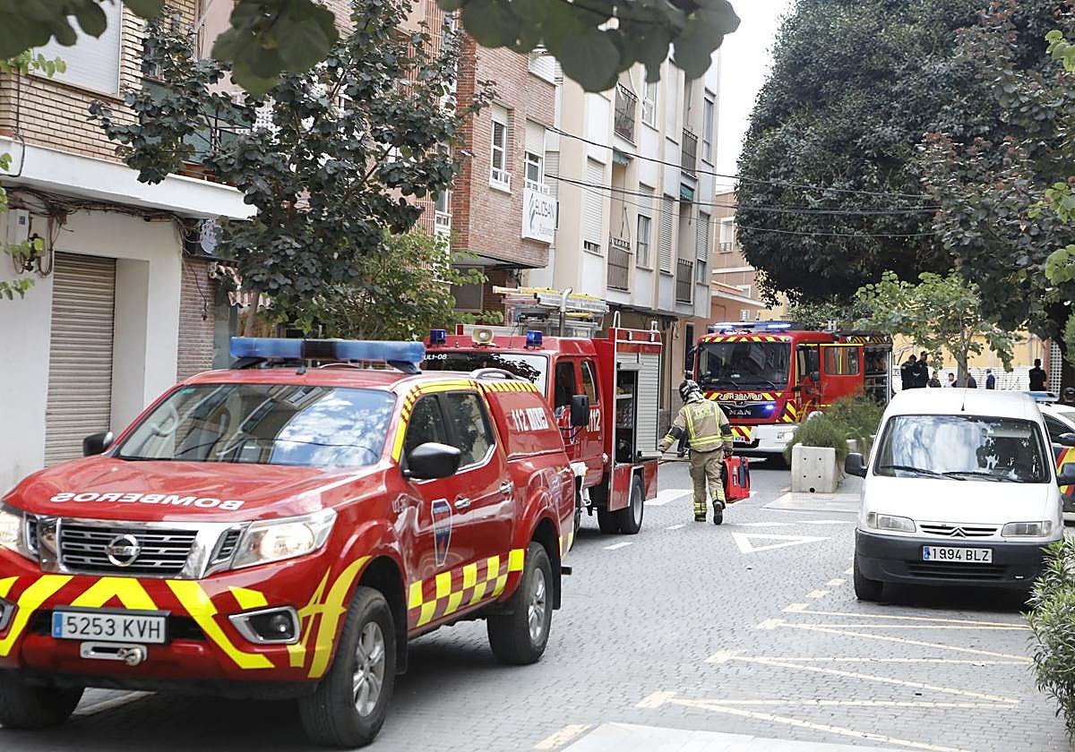 Bomberos, Policía Local y vecinos ante el edificio donde se originó el incendio.