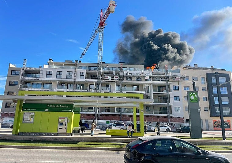 Fotografía del incendio a pie de calle.