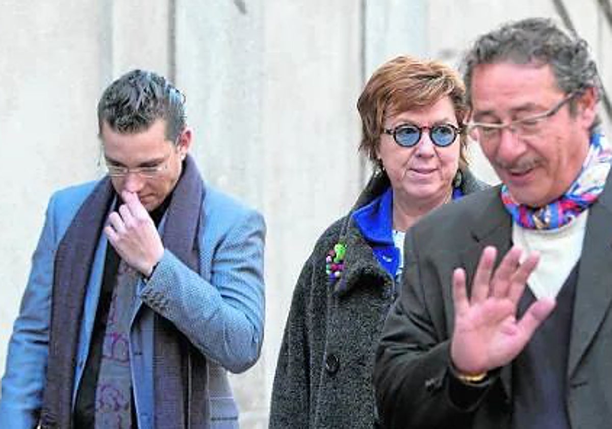 Pilar Barreiro, en una de sus comparecencias en el Supremo, en 2015, escoltada por los abogados José (d) y Raúl Pardo Geijo.