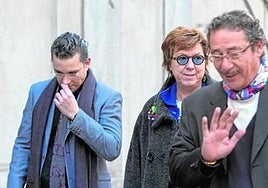 Pilar Barreiro, en una de sus comparecencias en el Supremo, en 2015, escoltada por los abogados José (d) y Raúl Pardo Geijo.