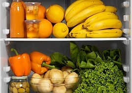 Un frigorífico lleno de frutas y verduras.