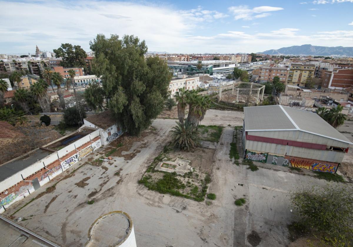 Antiguas calderas del gas, junto a la zona soterrada, donde se desarrollarán actuaciones urbanísticas dentro del plan del Carmen.