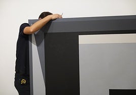 Montaje de 'Escala de grises' en el espacio expositivo de Arquitectura de Barrio.