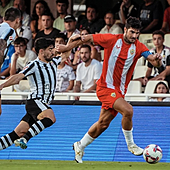 Gonzalo Melero sale con el balón controlado frente a Jairo y Musto en el Carabela de Plata 2024.
