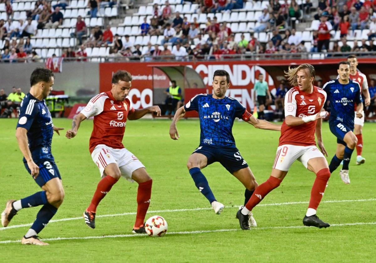 Pedro León y Pedro Benito, jugadores del Real Murcia, se internan en el área del Marbella en un partido en el estadio Enrique Roca esta temporada.