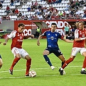 Pedro León y Pedro Benito, jugadores del Real Murcia, se internan en el área del Marbella en un partido en el estadio Enrique Roca esta temporada.