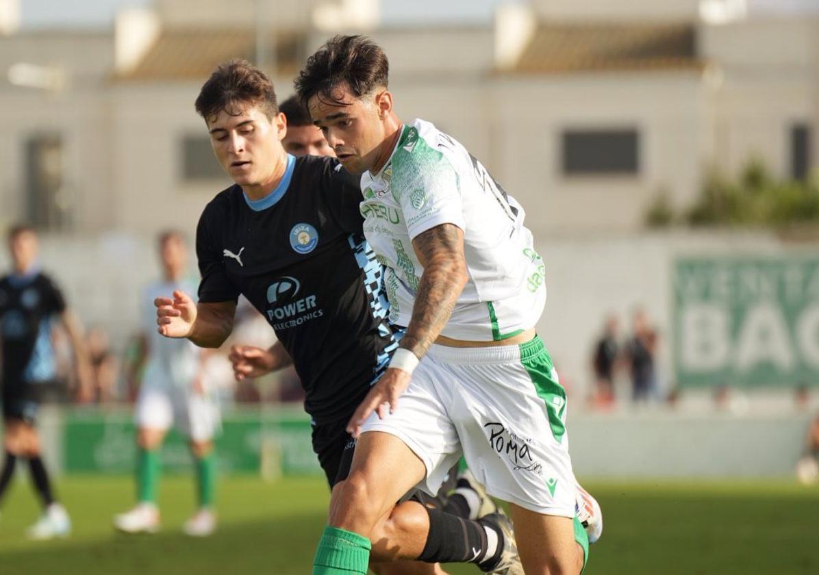 Víctor Valverde, atacante del Sanluqueño, deja atrás a un jugador de la UD Ibiza.