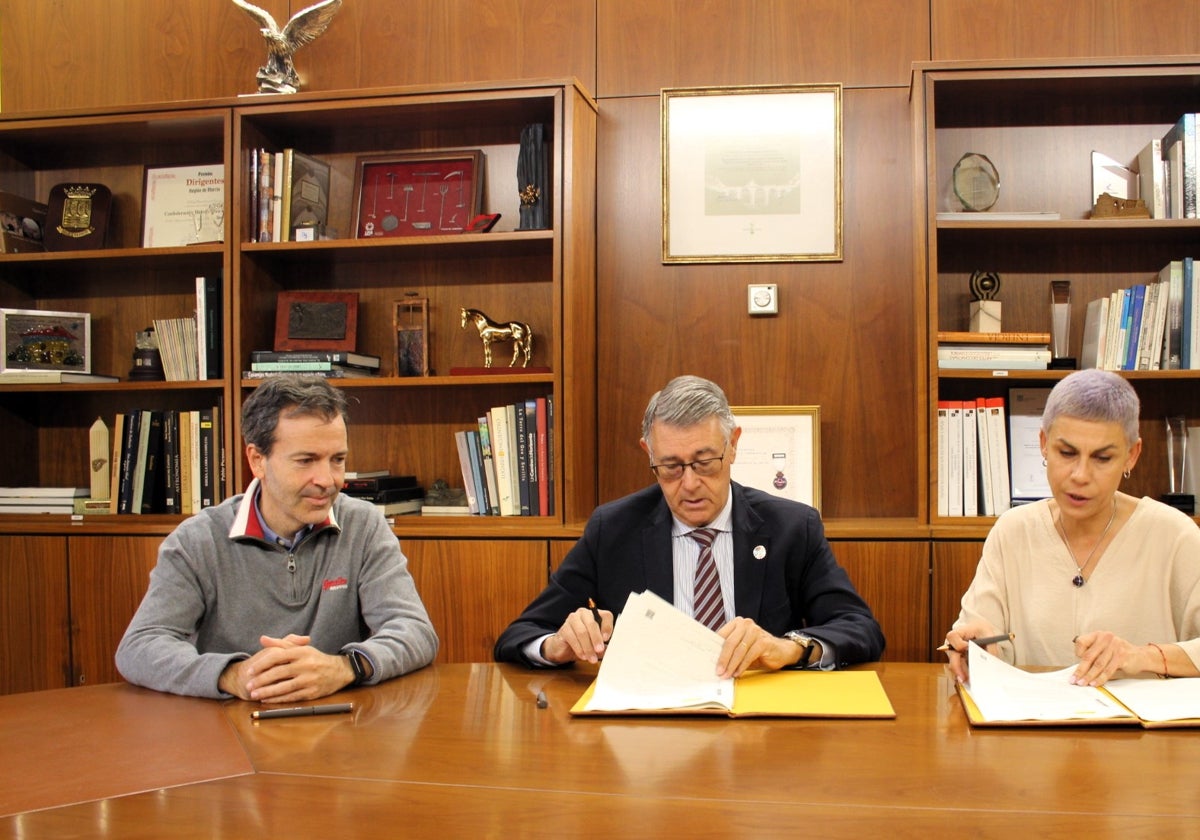 El presidente de la CHS, Mario Urrea (c), firma el convenio junto a la alcaldesa de Beniel, Mari Carmen Morales.