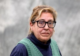 Dulce Soriano, de 56 años, se seca las lágrimas tras relatar los malos tratos que ha sufrido.