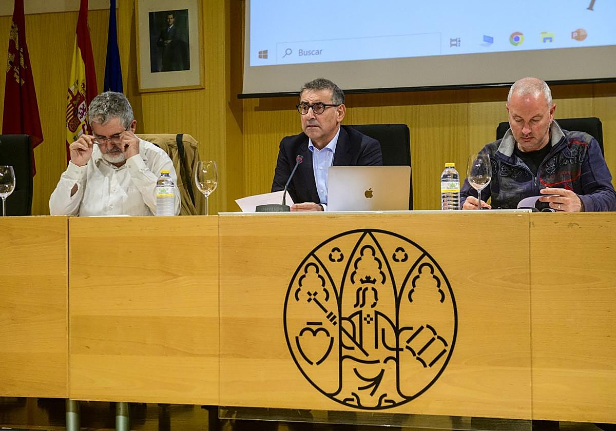 Claustro de la universidad, presidido por el rector José Luján.