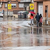 Viandantes caminan bajo la lluvia en Murcia, en una imagen de archivo.