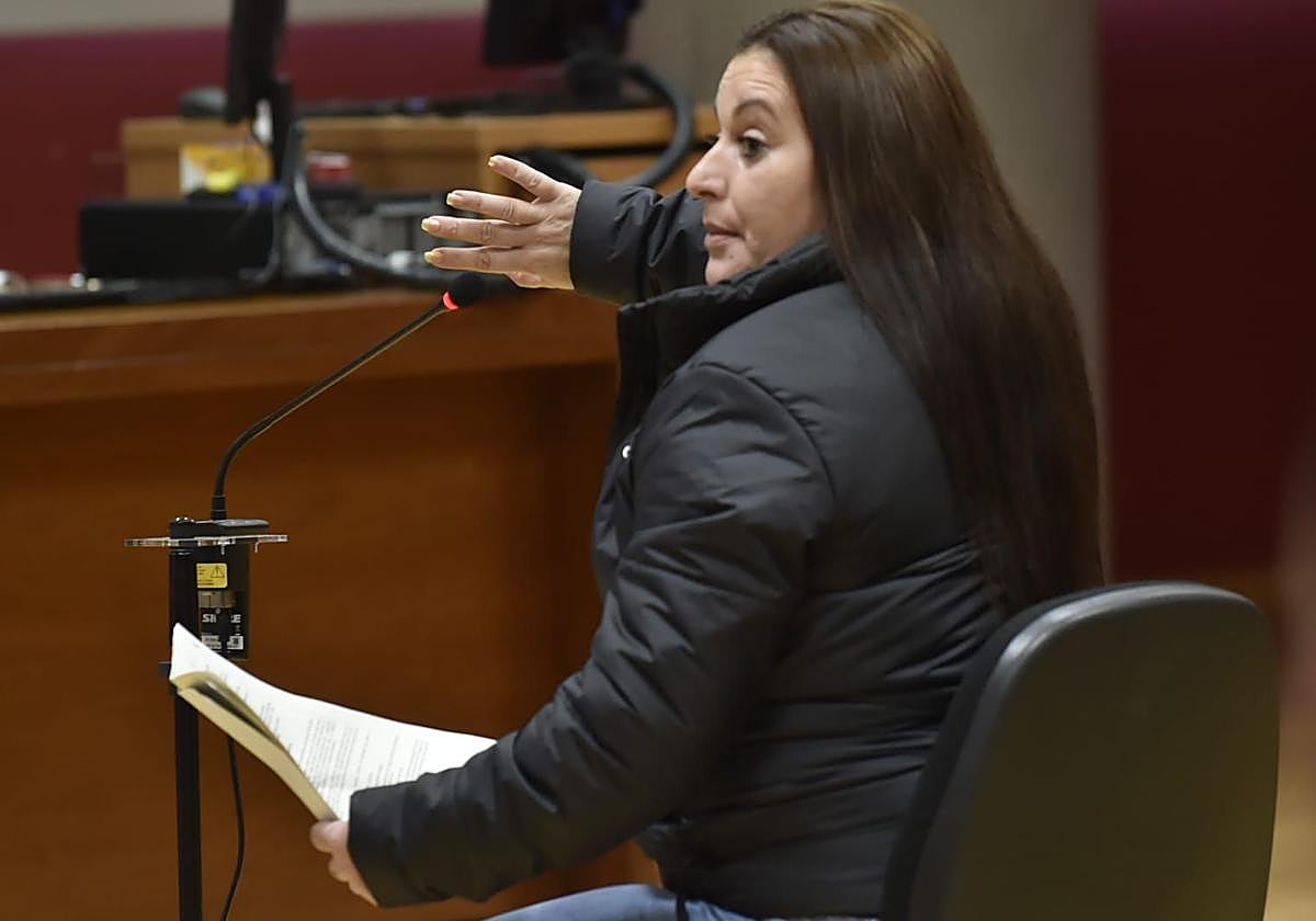 La madre del acusado Inocente J., 'El Tente', durante su declaración, este viernes.