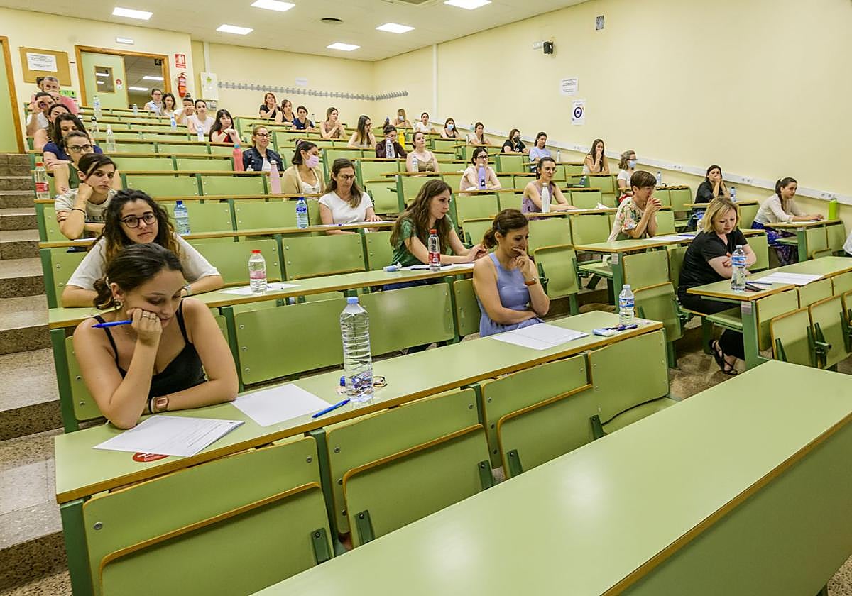 Opositores durante un examen de oposición a profesor, en una imagen de archivo.