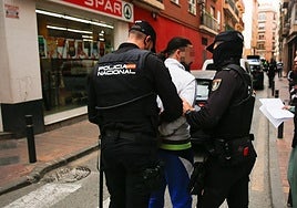 Uno de los detenidos en la redada en una vivienda del barrio murciano de San Antolín.