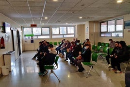 Enfermos y familiares aguardan su turno en la sala de espera de Urgencias del hospital Reina Sofía, en una imagen de archivo.