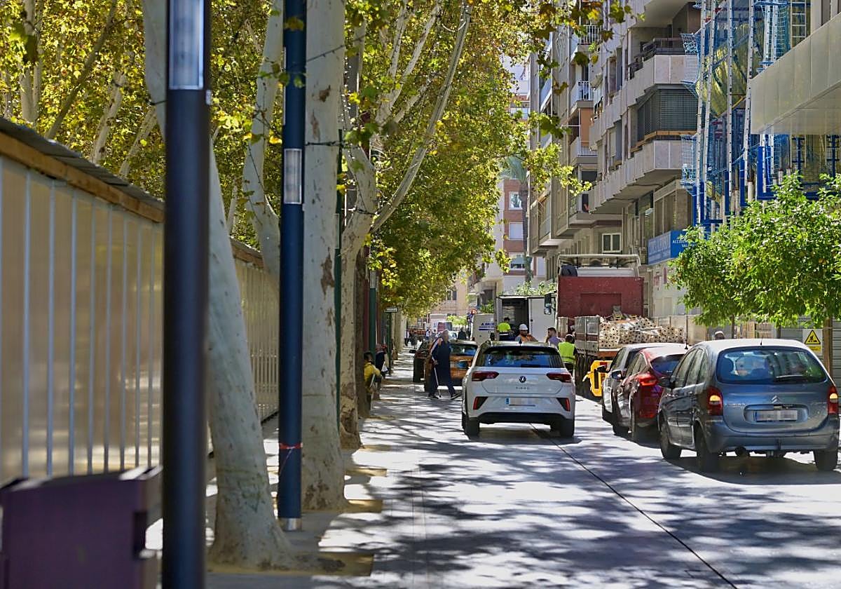 Coches aparcados y circulando por la avenida peatonal de Alfonso X el Sabio, el jueves.