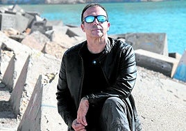 En el faro del Dique de la Curra. Nacho Ros, la cara visible del FICC, en uno de sus lugares predilectos de Cartagena, una ciudad de cine.