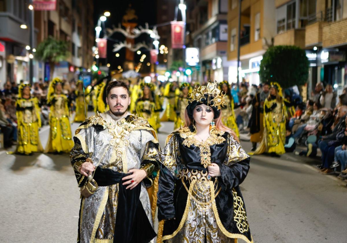 Almoniara y su favorita, del grupo de los Mudéjares, por la avenida Juan Carlos I ayer por la noche.