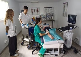 Tres trabajadores de la nueva unidad atienden a un paciente en el hospital Santa María del Rosell.