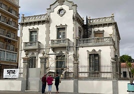 Varias personas observan las obras de rehabilitación de la villa del conde de Campillos, en La Ribera.