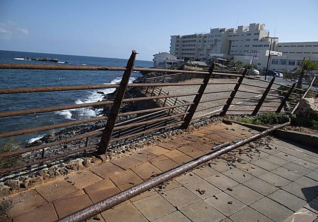 Mirador de Galúa, con la barandilla oxidada.