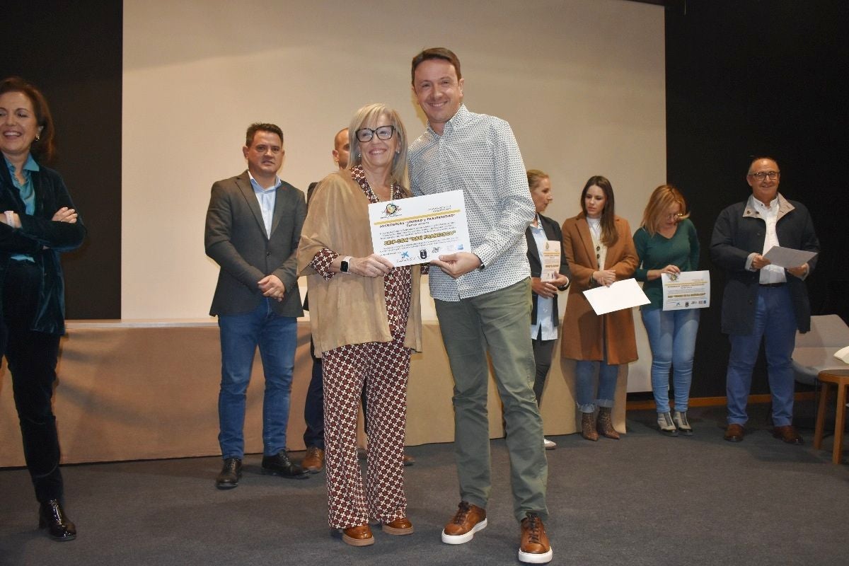 Unidad y Fraternidad entrega las microbecas y presenta concursos Día de la Fraternidad