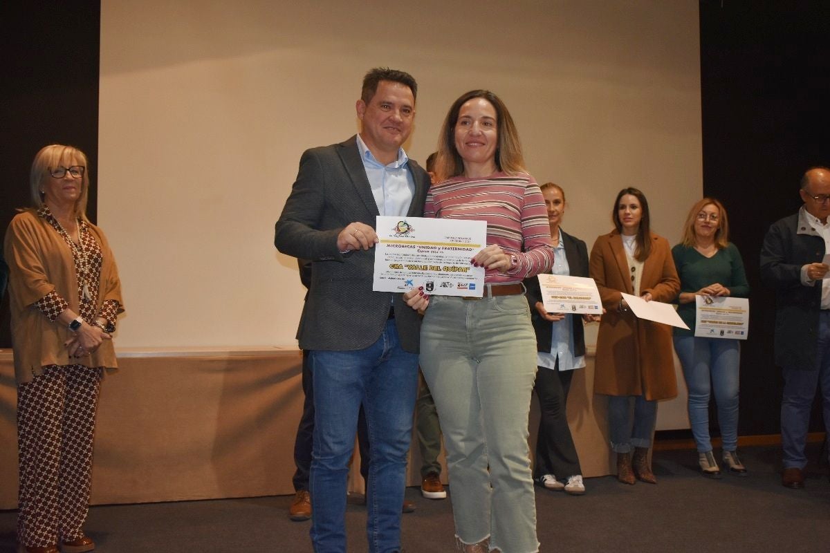 Unidad y Fraternidad entrega las microbecas y presenta concursos Día de la Fraternidad