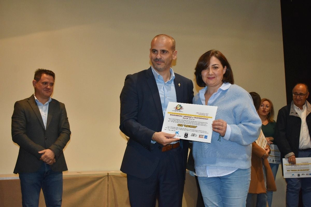 Unidad y Fraternidad entrega las microbecas y presenta concursos Día de la Fraternidad