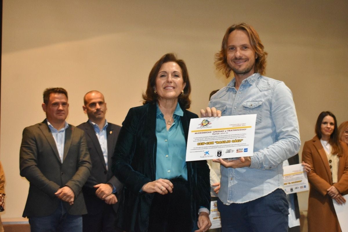 Unidad y Fraternidad entrega las microbecas y presenta concursos Día de la Fraternidad