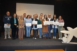 Representantes de los centros educativos posan con los concejales de Educación y Servicios Sociales y los organizadores