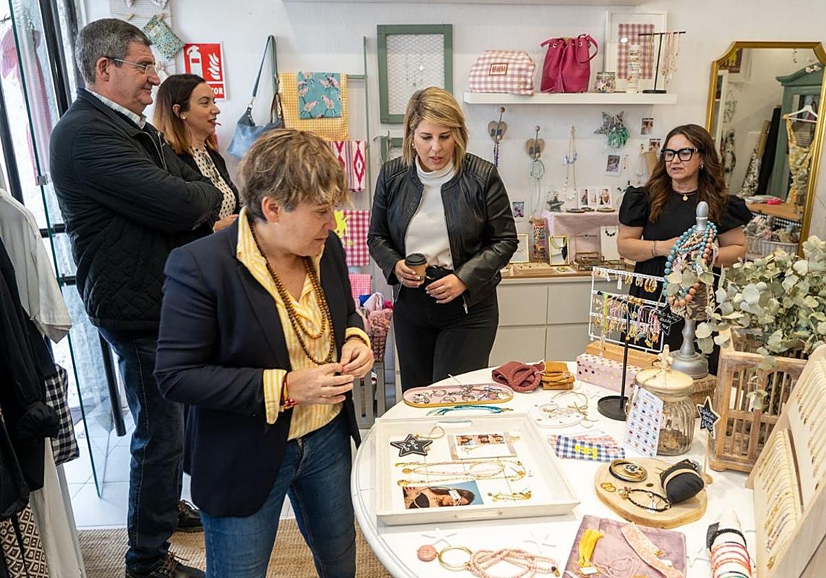 La alcaldesa y la edil de Comercio durante una visita a negocios de Cartagena.