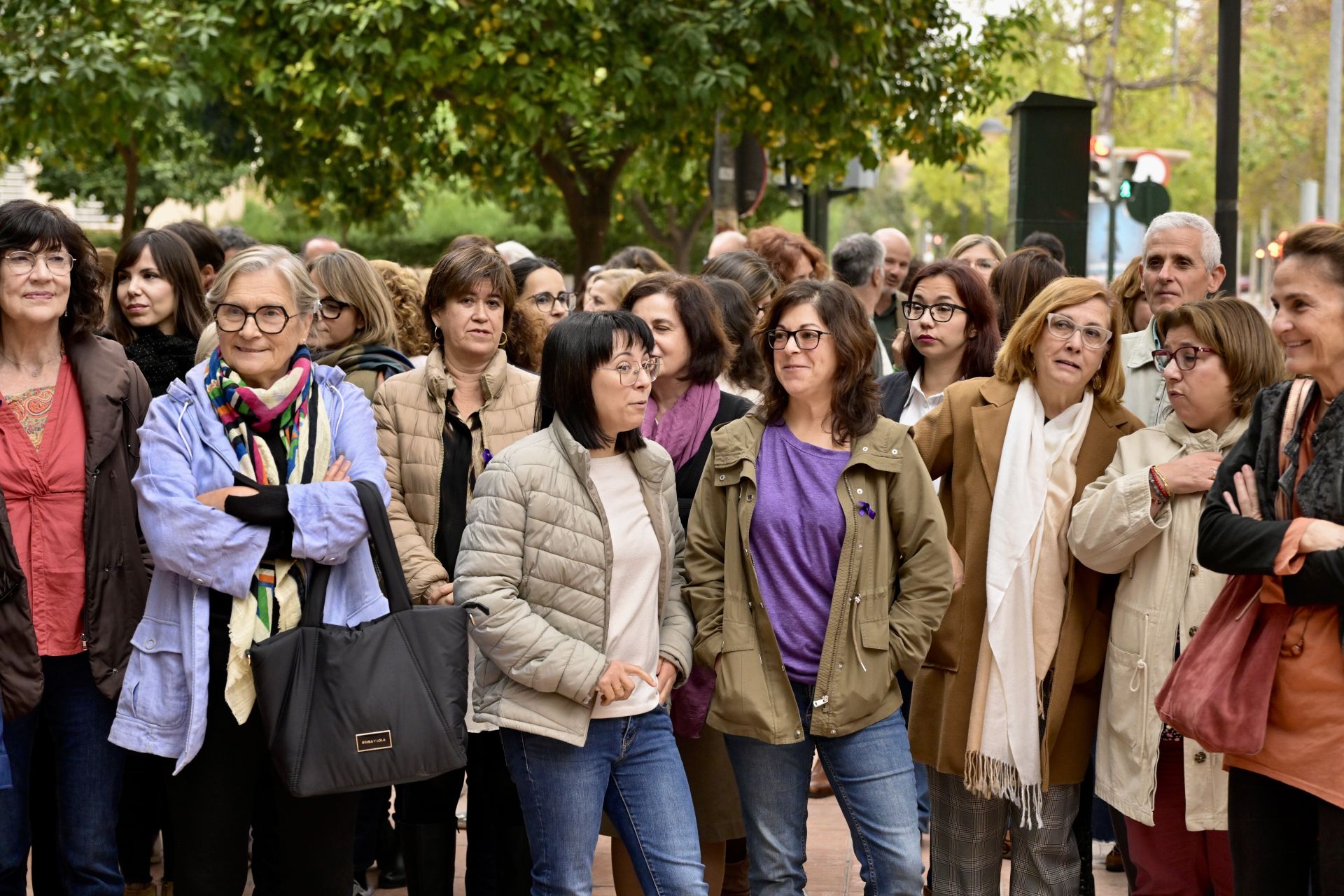 Lectura del manifiesto del Día contra la violencia a la mujer, en imágenes