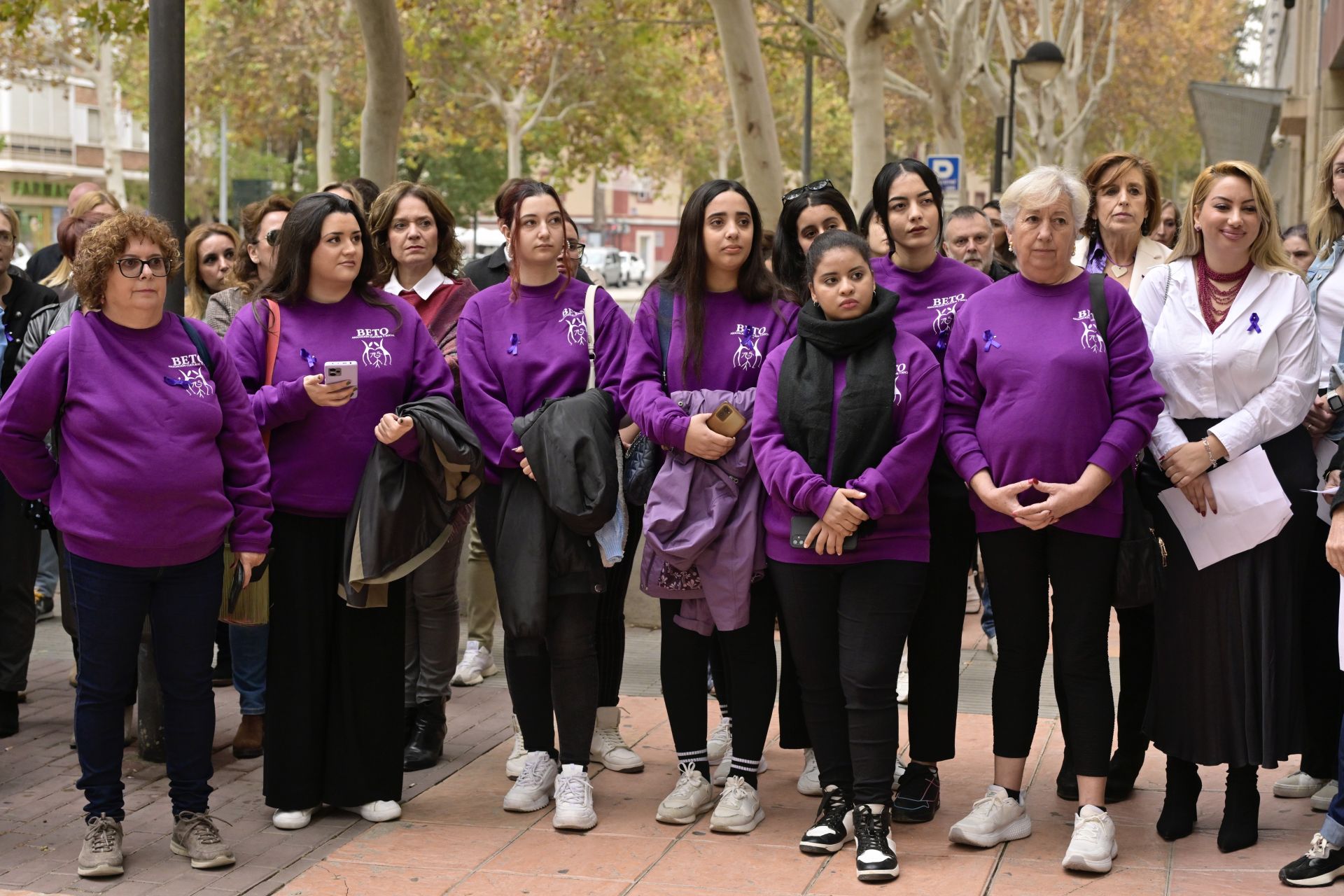 Lectura del manifiesto del Día contra la violencia a la mujer, en imágenes