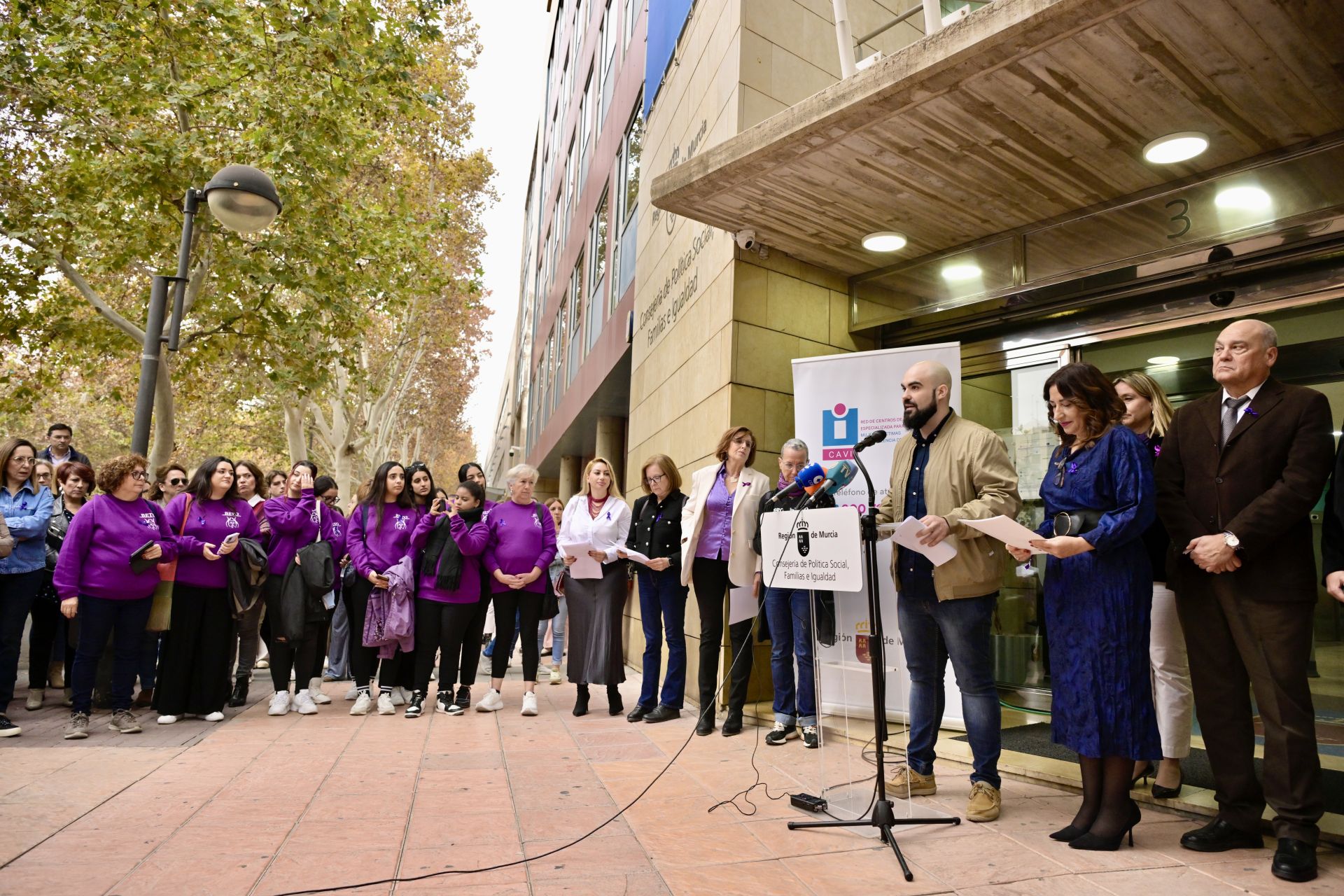 Lectura del manifiesto del Día contra la violencia a la mujer, en imágenes