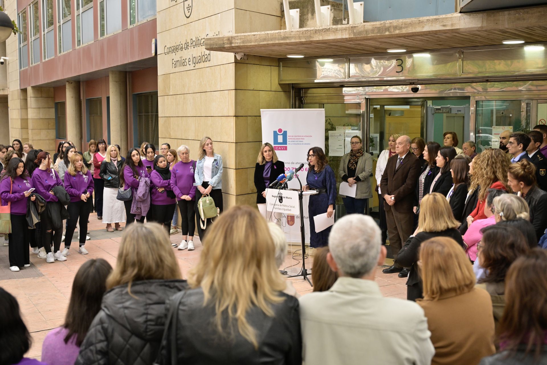 Lectura del manifiesto del Día contra la violencia a la mujer, en imágenes