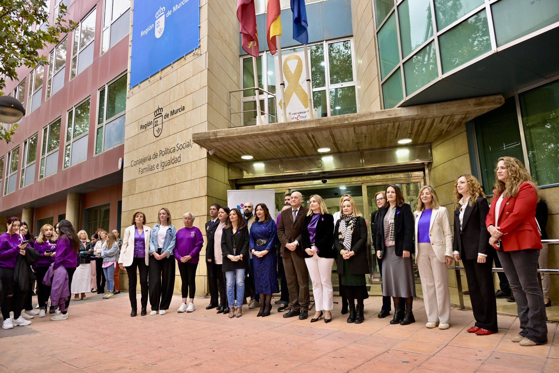 Lectura del manifiesto del Día contra la violencia a la mujer, en imágenes