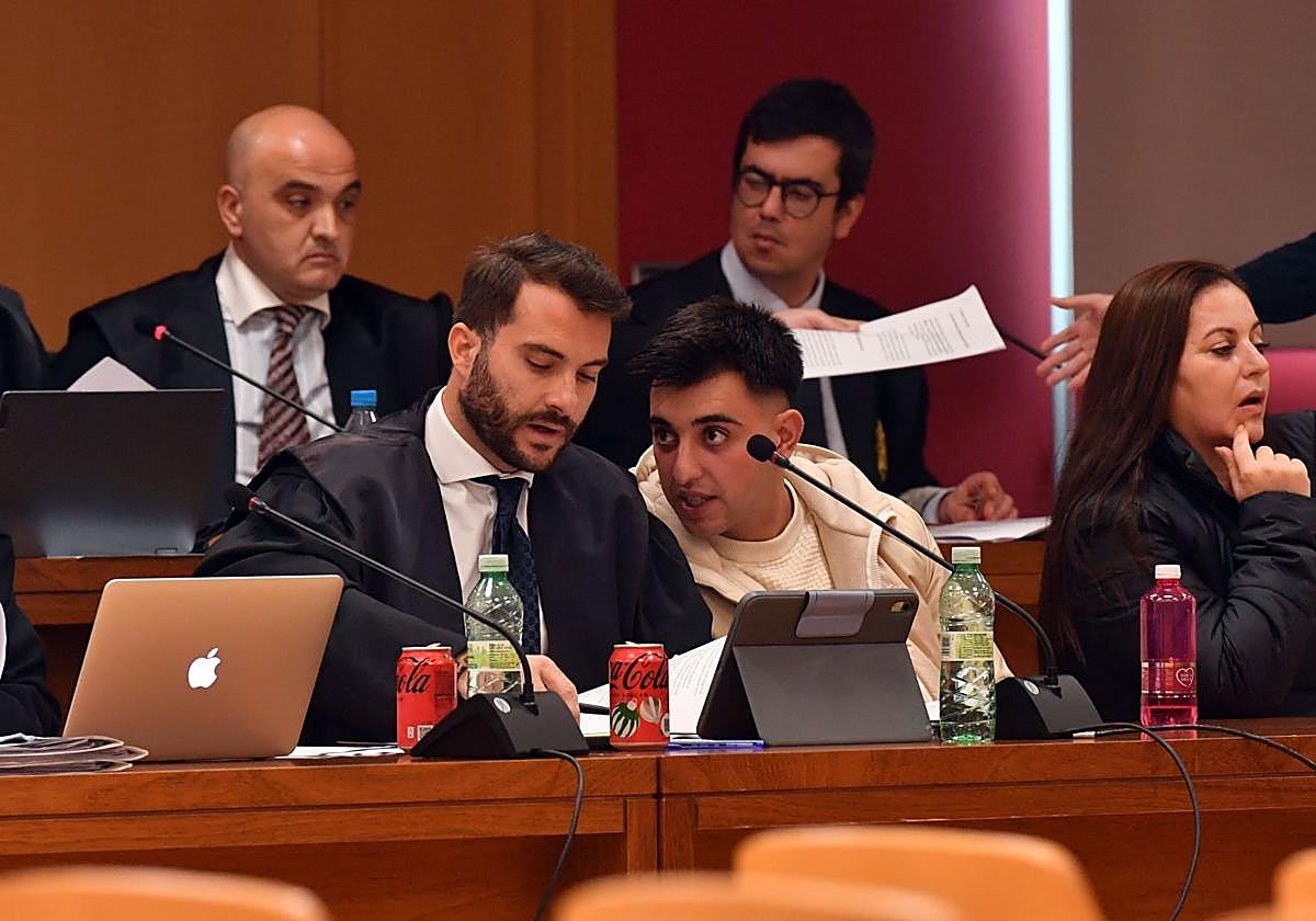 Inocente J. F., alias 'Tente', habla con su abogado, en la vista celebrada este lunes.