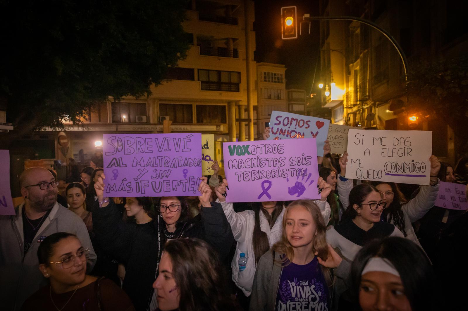 Las imágenes de la marcha del 25-N contra la violencia de género en Orihuela