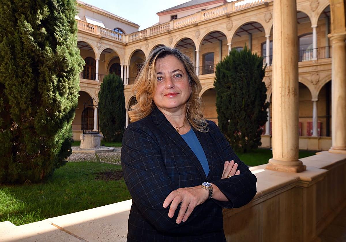 La decana de la Facultad de Derecho, Francisca Ferrando, en el claustro del campus de La Merced de la Universidad de Murcia.