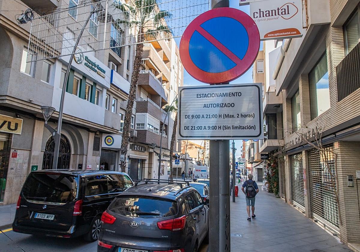 La calle Ramón Gallud, que estará dentro de la ORA, ya dispone de una zona de estacionamiento regulado.