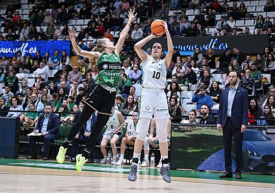 Paula Ginzo lanza a canasta ante la oposición de Laura Piera, jugadora del Joventut.