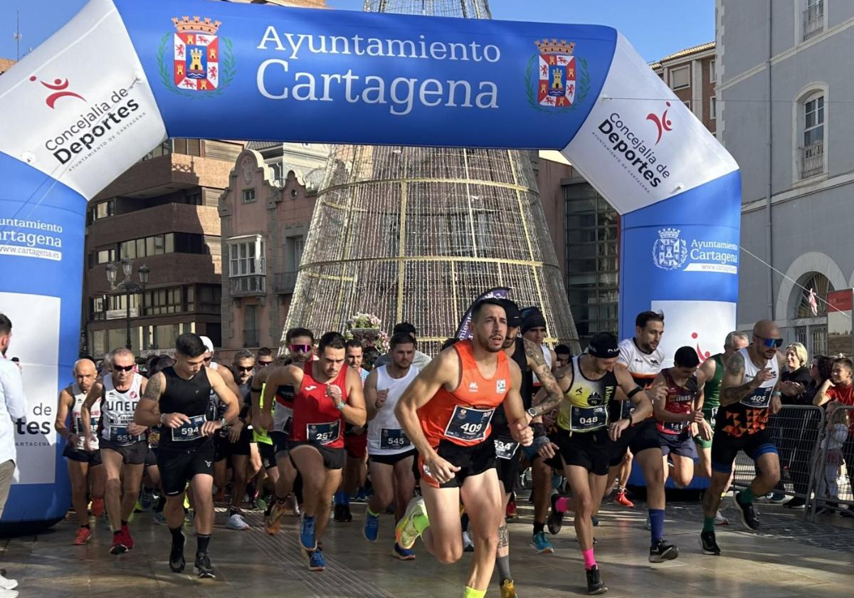 Salida de la carrera de los Cuatro Santos, ayer en Cartagena.