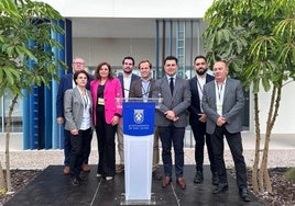 Representantes del Consistorio y del Info, en el acto.