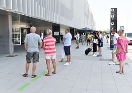 Usuarios en la entrada del aeropuerto regional, en una imagen de archivo.