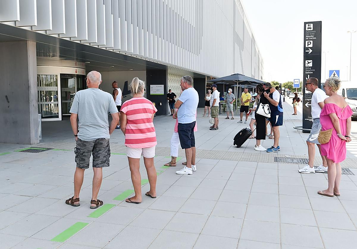 Usuarios en la entrada del aeropuerto regional, en una imagen de archivo.