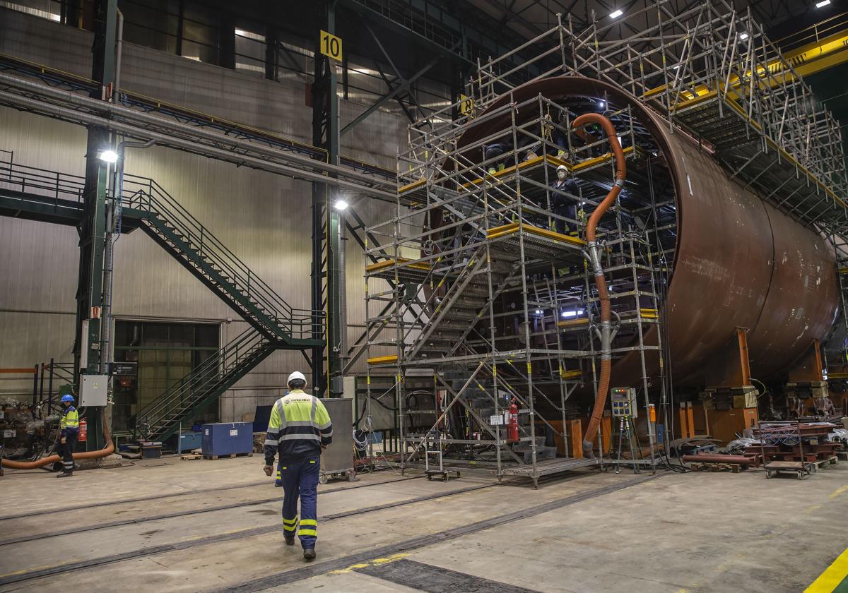 Construcción de uno de los submarinos S-80 en el astillero de Navantia, en una imagen de archivo.