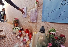 Altar en la calle donde la menor fue asesinada, este martes.
