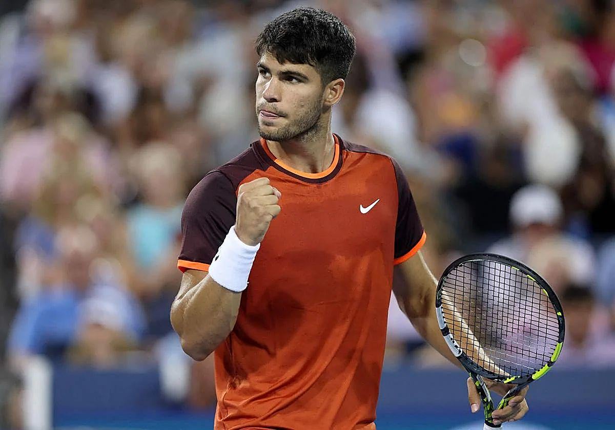 Carlos Alcaraz en un partido de tenis.