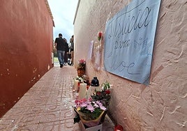 Altar en el punto del callejón donde la menor fue asesinada, este martes.